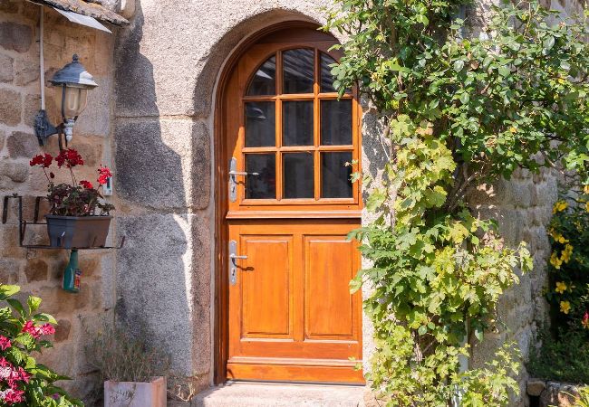 Ferienhaus in Trébeurden - Ty goas treiz · Ty Goas Treiz Pool and view Ferienhaus in Trébeurden - Ty goas treiz · Ty Goas Treiz Pool and view
