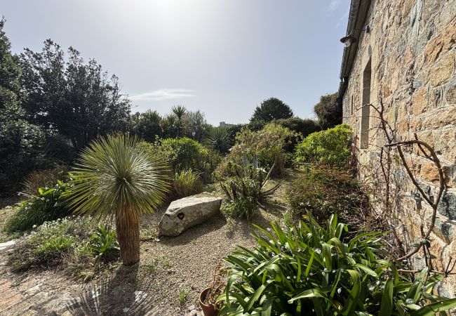 Ferienhaus in Plougrescant - Douarenn Braz · Douarenn Braz a haven of peace Ferienhaus in Plougrescant - Douarenn Braz · Douarenn Braz a haven of peace