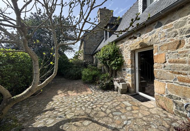 Ferienhaus in Plougrescant - Douarenn Braz · Douarenn Braz a haven of peace Ferienhaus in Plougrescant - Douarenn Braz · Douarenn Braz a haven of peace
