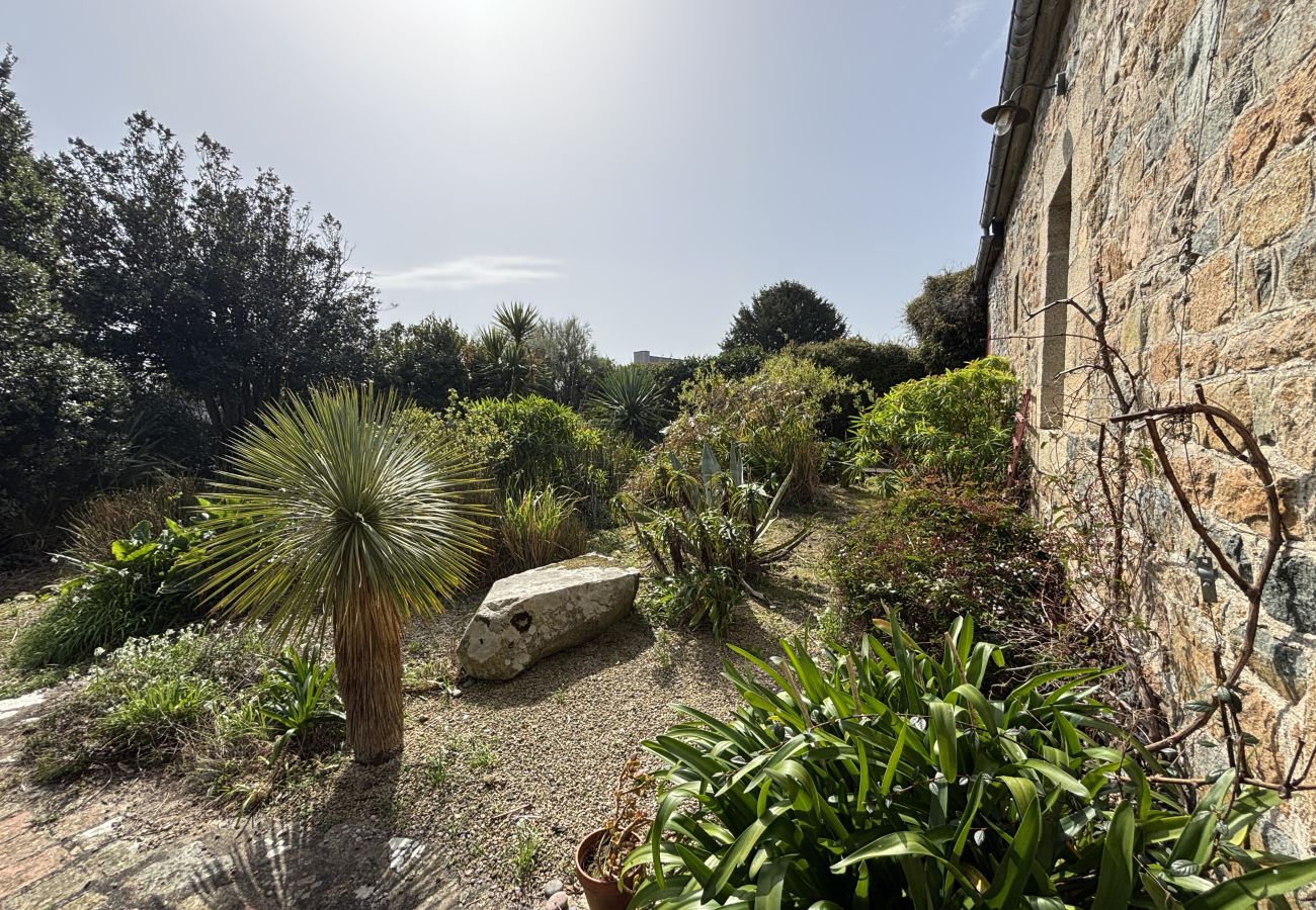 Ferienhaus in Plougrescant - Douarenn Braz · Douarenn Braz a haven of peace